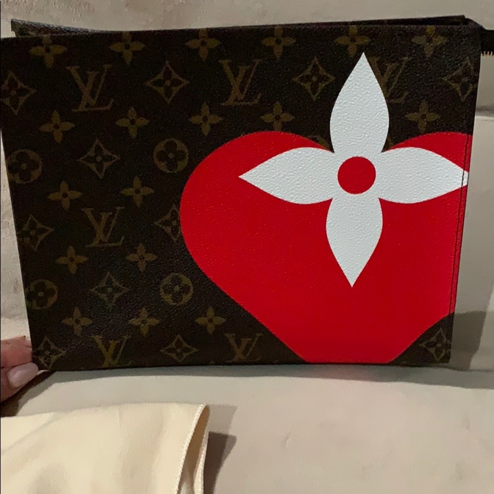 Louis Vuitton toiletry 26